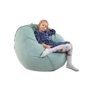 Siedzisko z siedzącą na niej dziewczynką