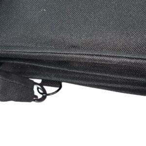 Widoczne uchwyty i pasek w macie